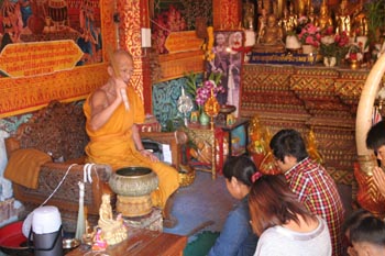 Wat Phratat Doi Suthep - Mönch bei der Segnung