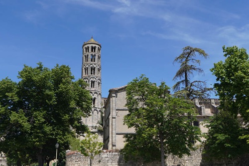 Uzes