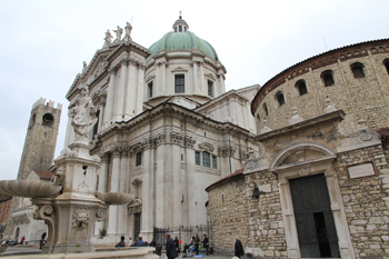 Piazza Paolo VI:Duomo Vecchio und Duomo Nuovo 