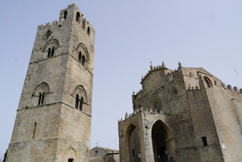 Antica Erice Chiesa Matrice mit versetzt stehenden Campanile