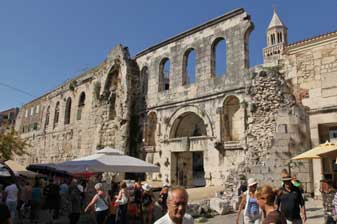 Split - Eingangstor des Diokletianpalasts und Campanile