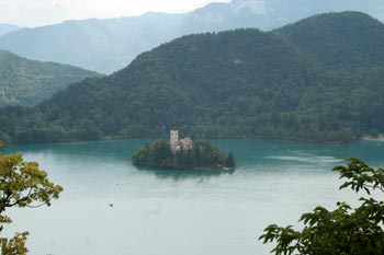 Blick von der Bleder Burg auf den Bleder See mit Wallfahrtskirche